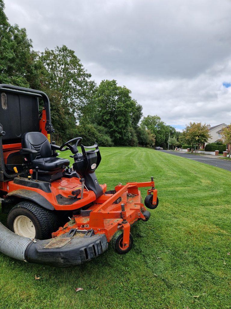 Kubota f3890 mowing